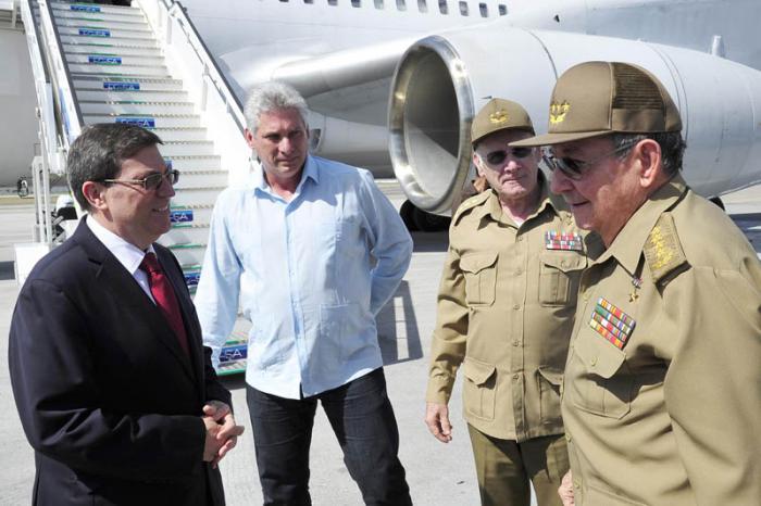 Regreso de Raúl  tras Cumbre de las Américas 01